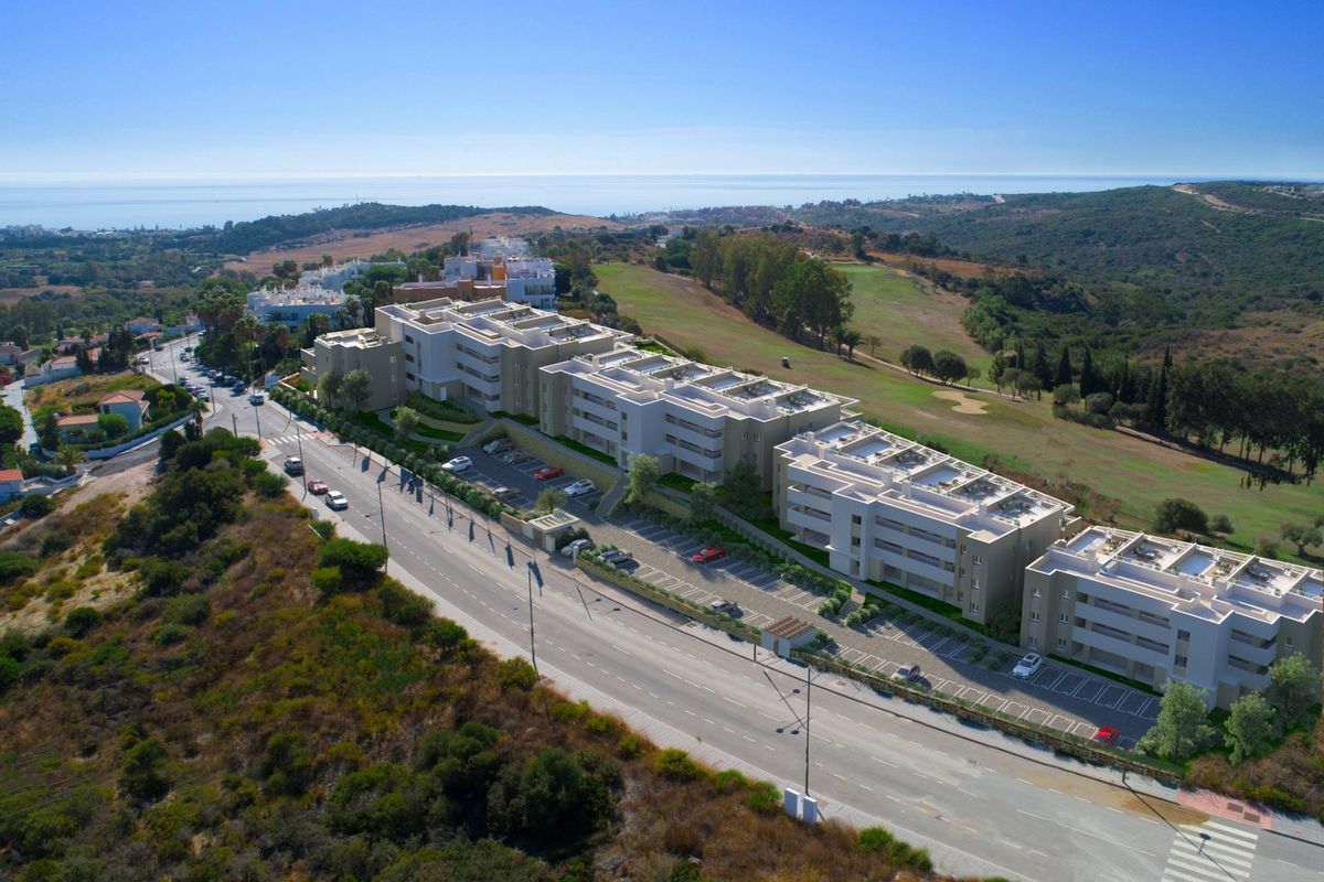 Luchtperspectief van appartementen in Estepona, gelegen in een mooi gebied nabij golfbanen en schilderachtige uitzichten.