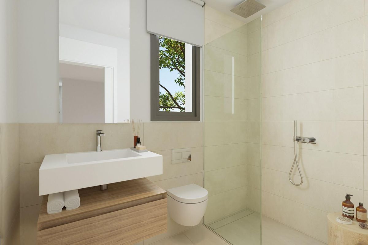 Moderne badkamer met inloopdouche in een 3-slaapkamer herenhuis, Mijas, Costa del Sol.