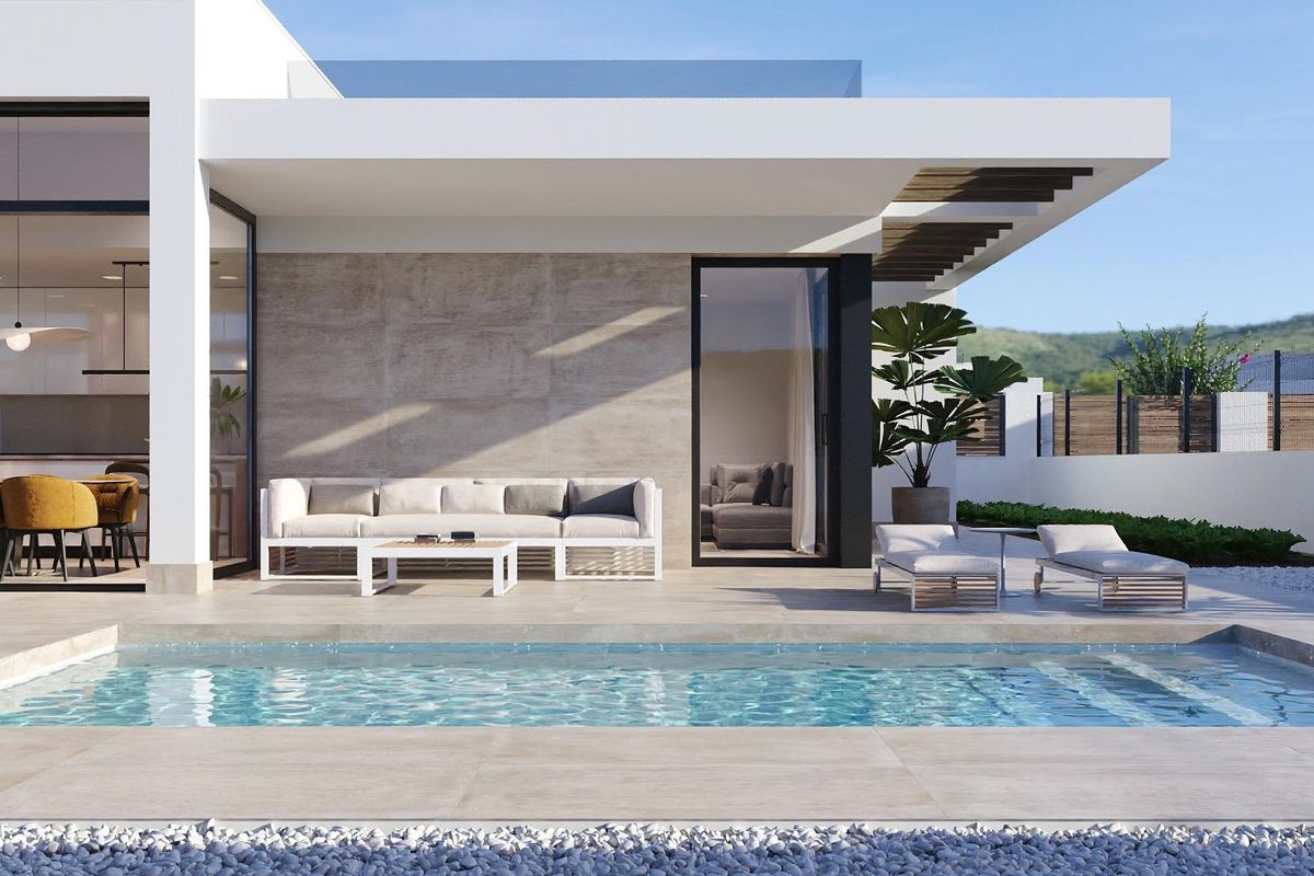 Nabijzicht van het zwembad en terras van een stijlvolle villa in Fuente Álamo, Costa Calida.