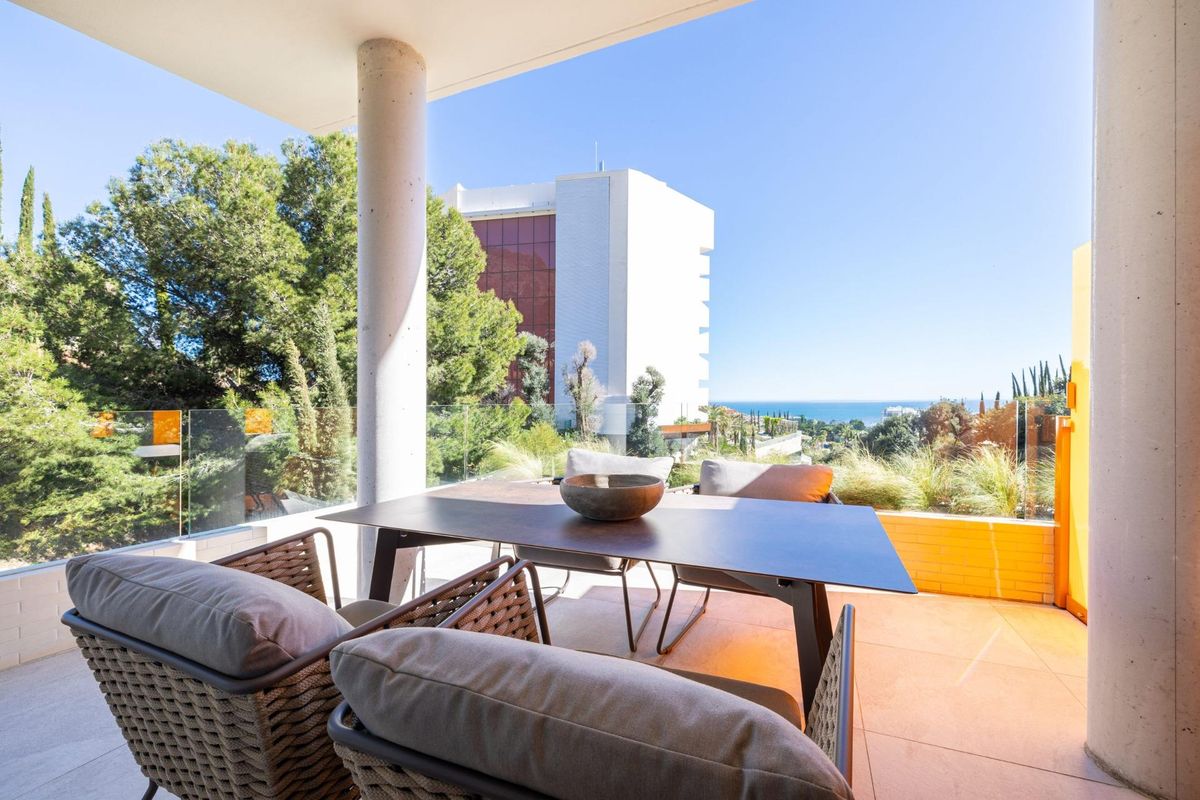 Stijlvol eetgedeelte op het terras met kustzicht bij een 2-slaapkamer penthouse in Fuengirola, Costa del Sol.