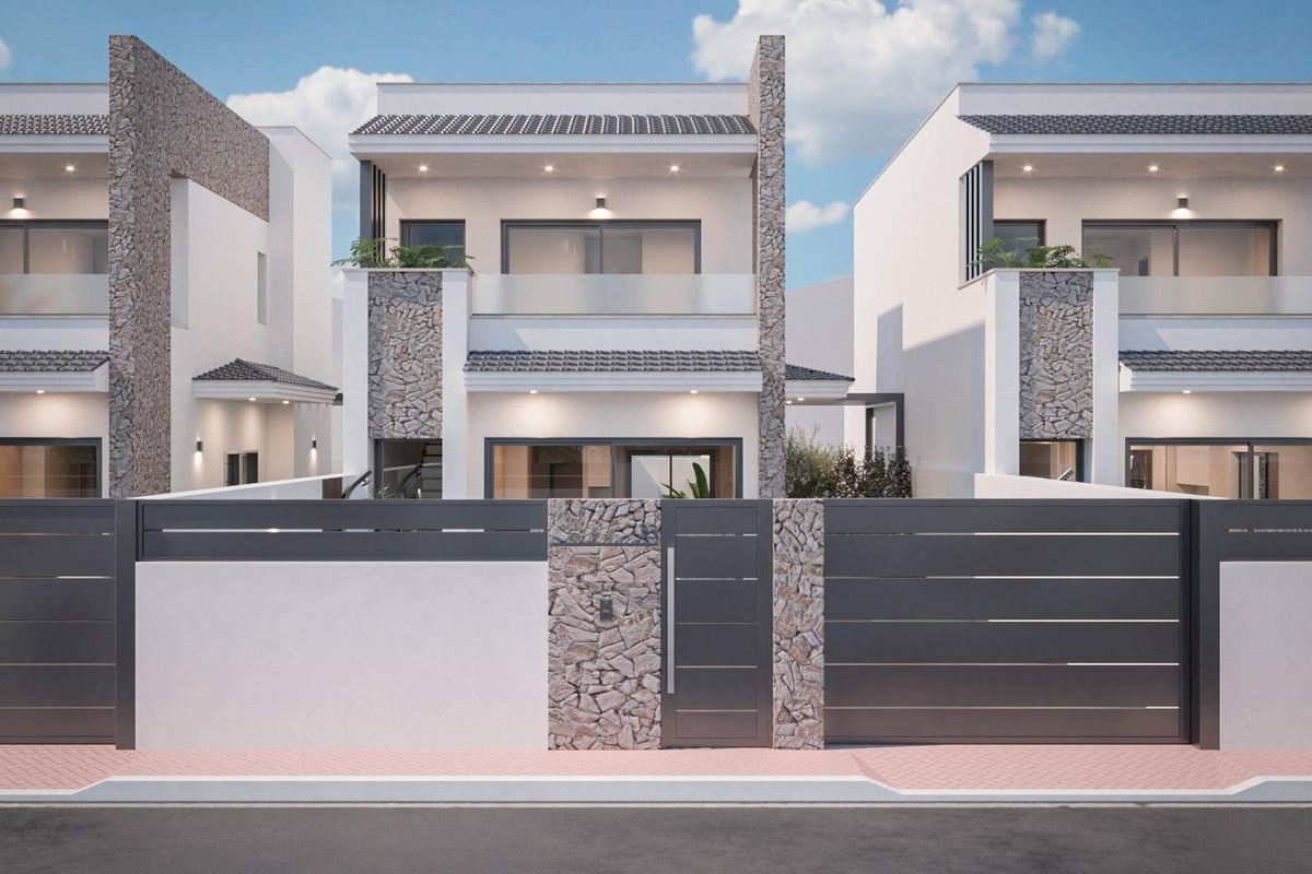 Buitenzicht op een modern villa-complex in San Pedro del Pinatar, met een stijlvolle stenen ontwerp en balkons.