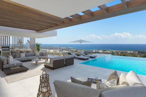 Luxueus uitzicht vanaf het terras van een 3-slaapkamer villa in Estepona, met een infinity pool en de Middellandse Zee.