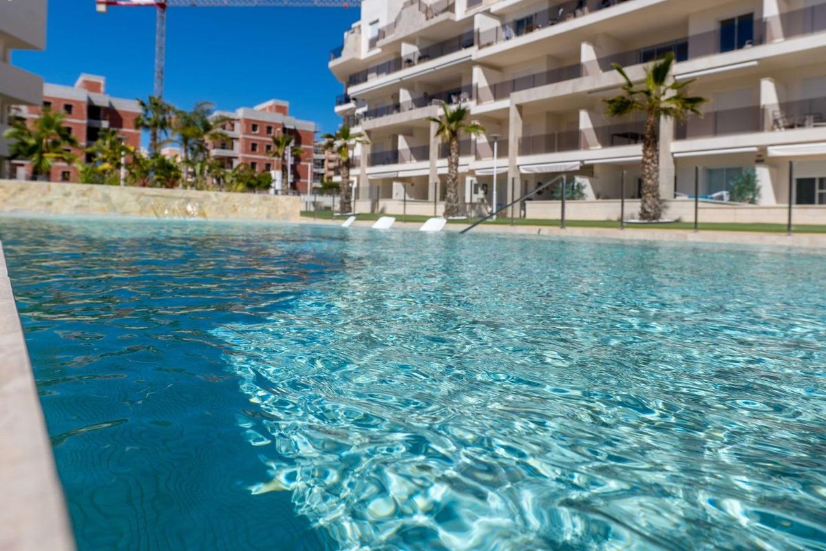 Close-up van het glinsterende zwembad in een nieuw appartementencomplex in Guardamar del Segura, Costa Blanca Zuid.