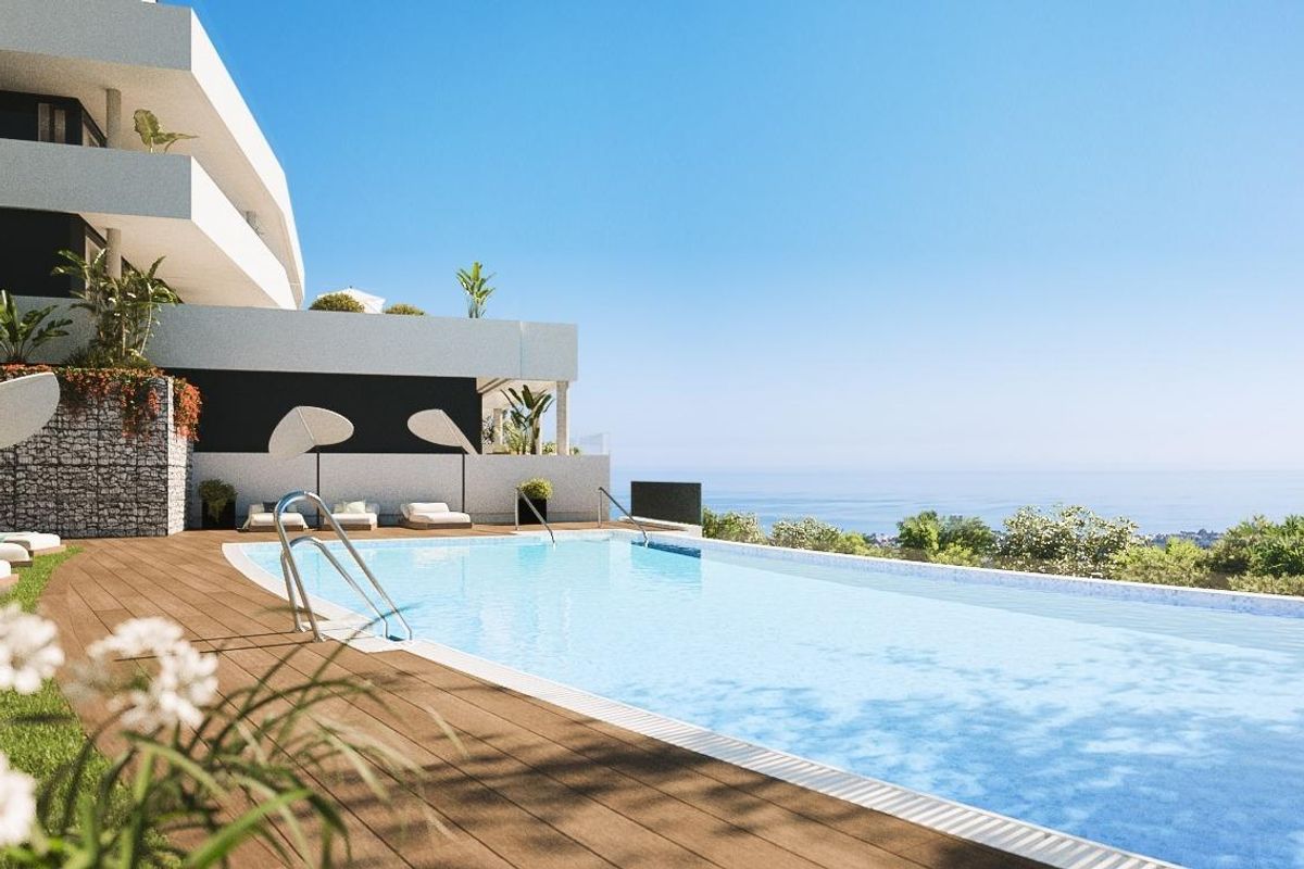 Infinitypool met uitzicht op de heuvels en de kustlijn van het vastgoed in Marbella voor ultieme luxe.