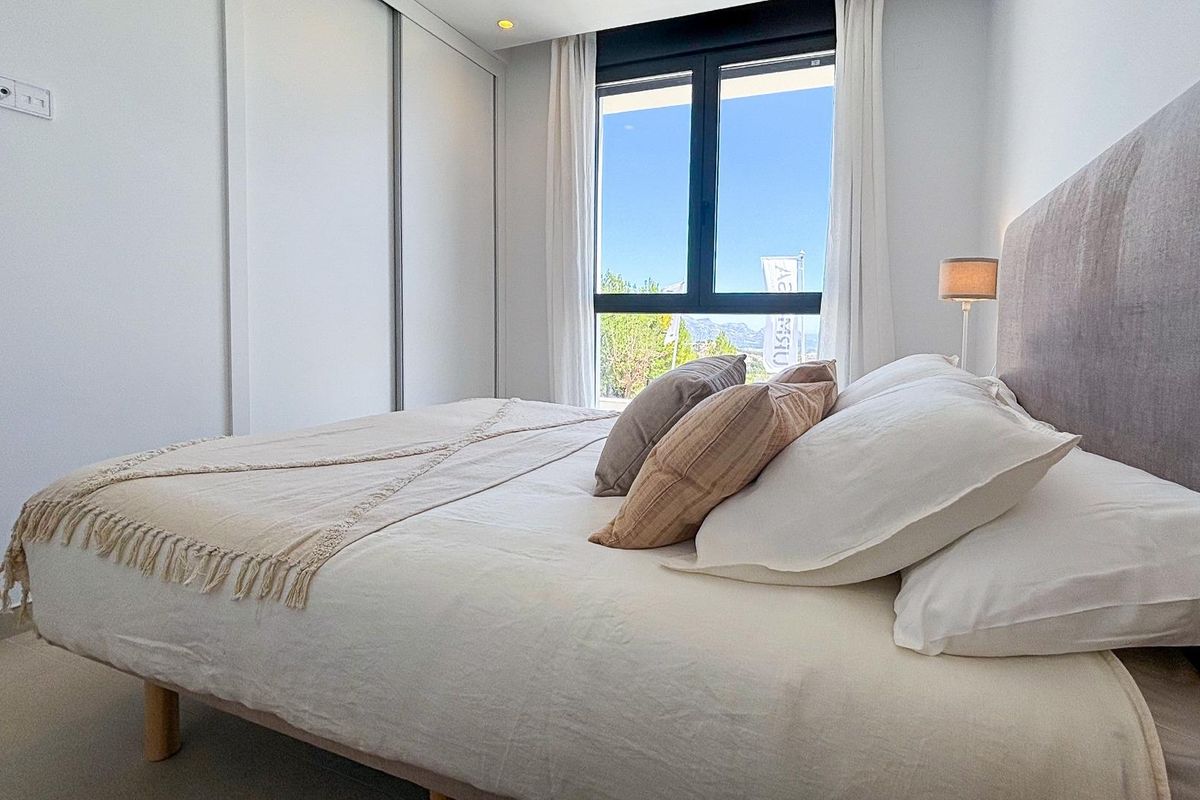 Charmante gastenkamer in de villa, met minimalistische decoratie en natuurlijk licht in Polop, Costa Blanca.