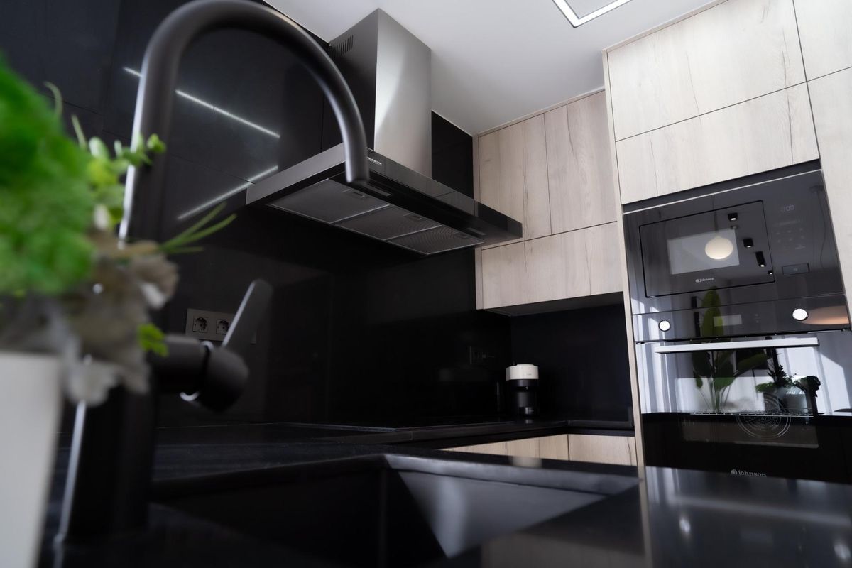 Moderne keuken close-up in een appartement op de begane grond met 3 slaapkamers in Pilar de La Horadada, met strakke ontwerpen.