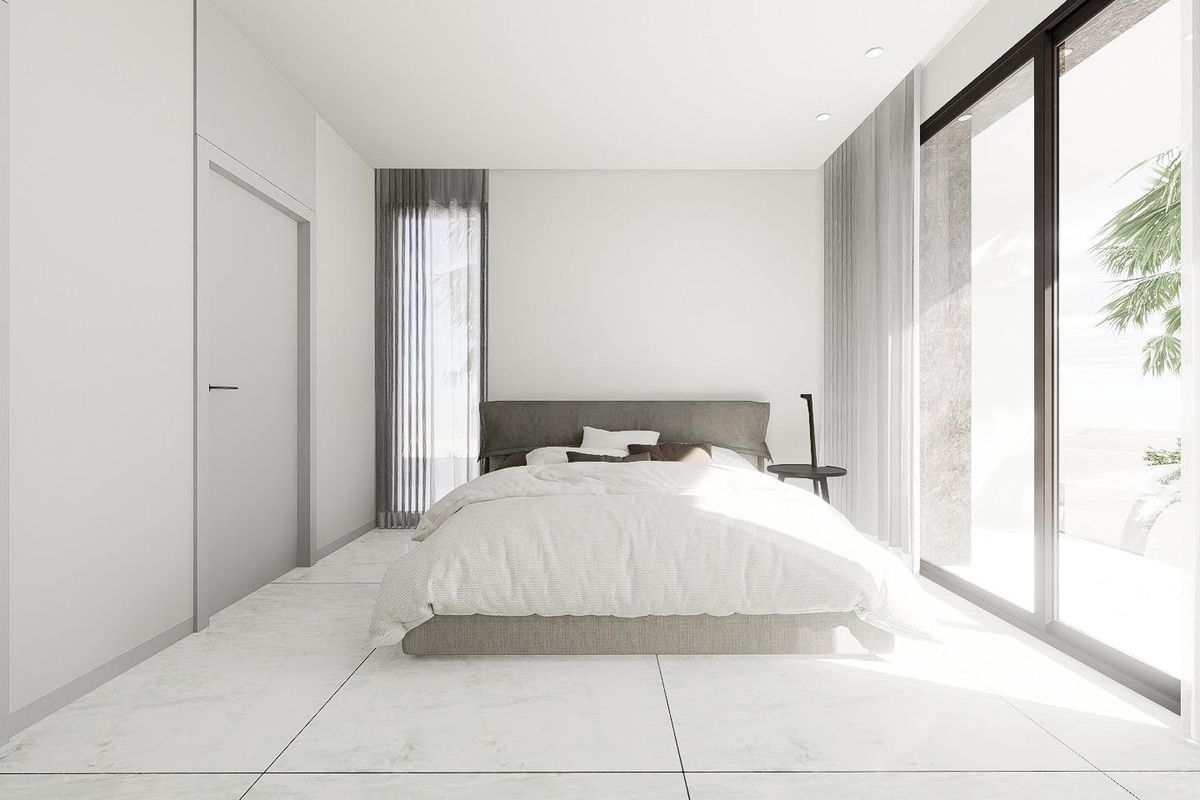 Ruime slaapkamer met natuurlijk licht en toegang tot de tuin in een 4-slaapkamer villa in Orihuela Costa.