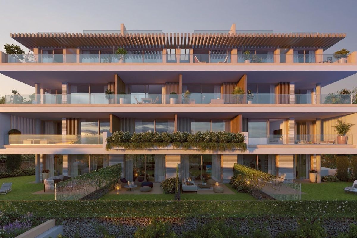 Modern appartementengebouw met 3 slaapkamers in Torremolinos met balkons en groenverlichting.