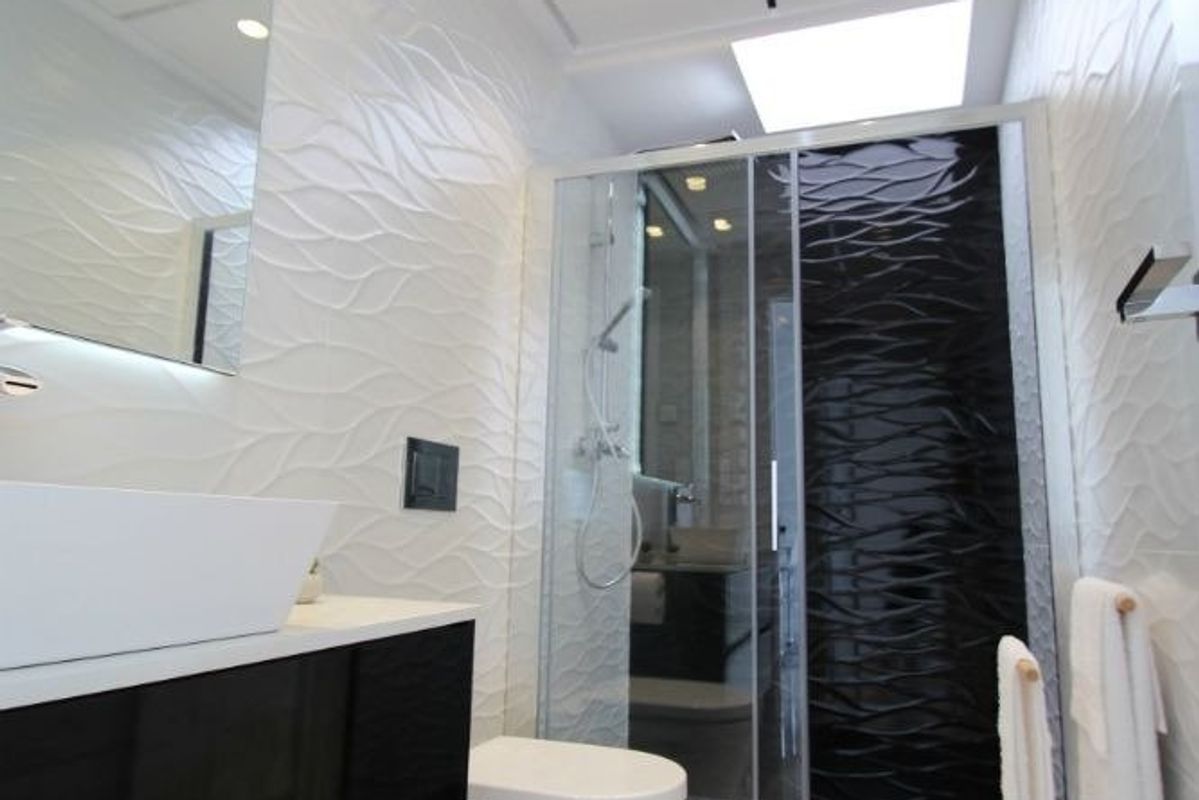 Elegant badkamer in een villa in Cartagena, met moderne armaturen en luxe ontwerp.