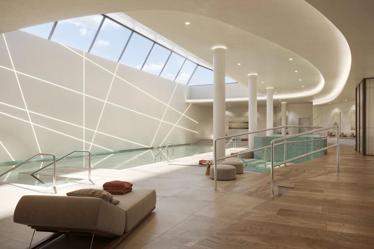 Moderne wellnessruimte met zwembaden en ligstoelen in Estepona, Costa del Sol. Ideaal voor ontspanning in een 3-slaapkamer appartement.