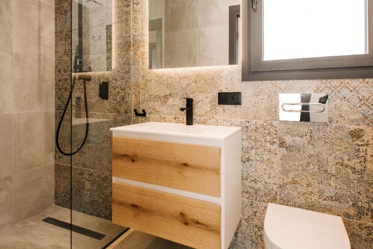 Stijlvolle badkamer met een eigentijdse wastafel en glazen douche, gelegen in een 4-slaapkamer appartement in Rojales.