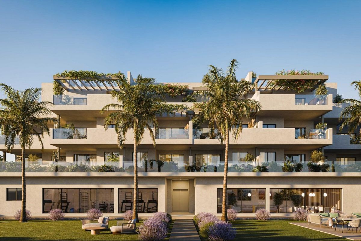 Stijlvol modern gebouw met balkons en groen in Casares, Costa del Sol.