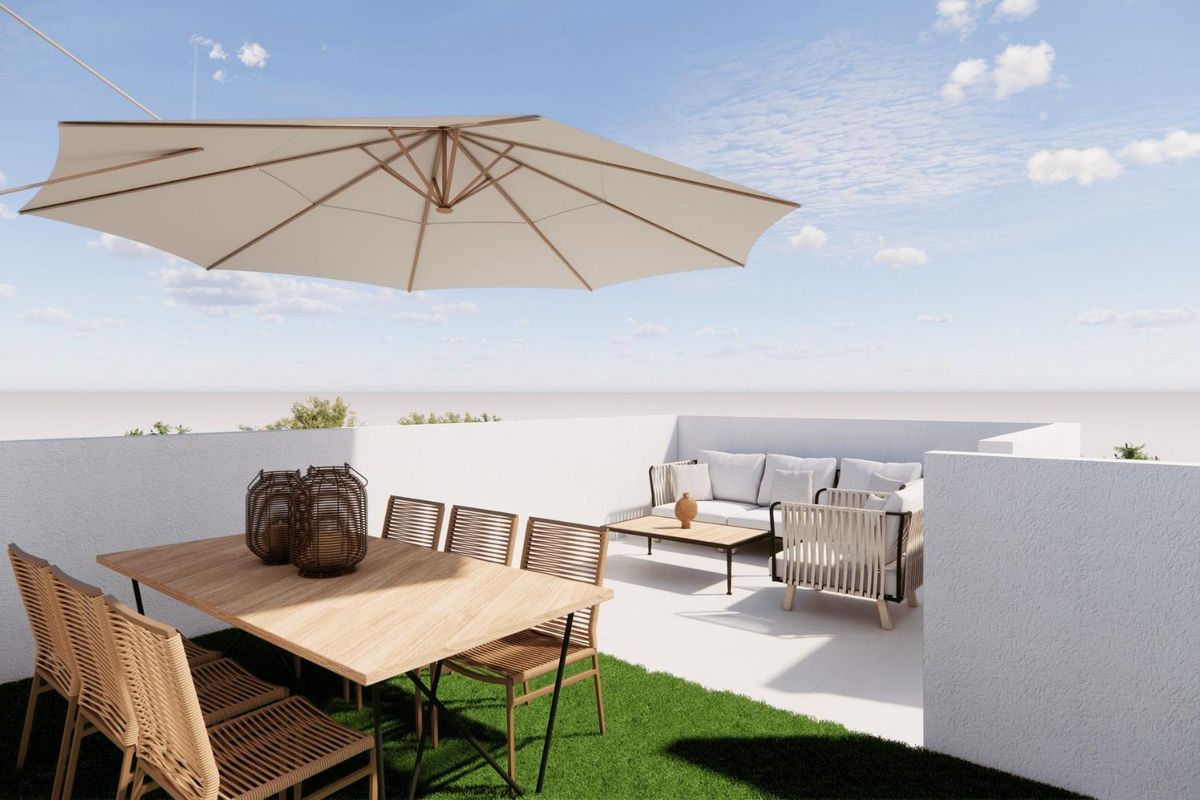 Zonnige eetruimte op een terras van een rijtjeshuis in Pilar de La Horadada, met parasols voor schaduw.