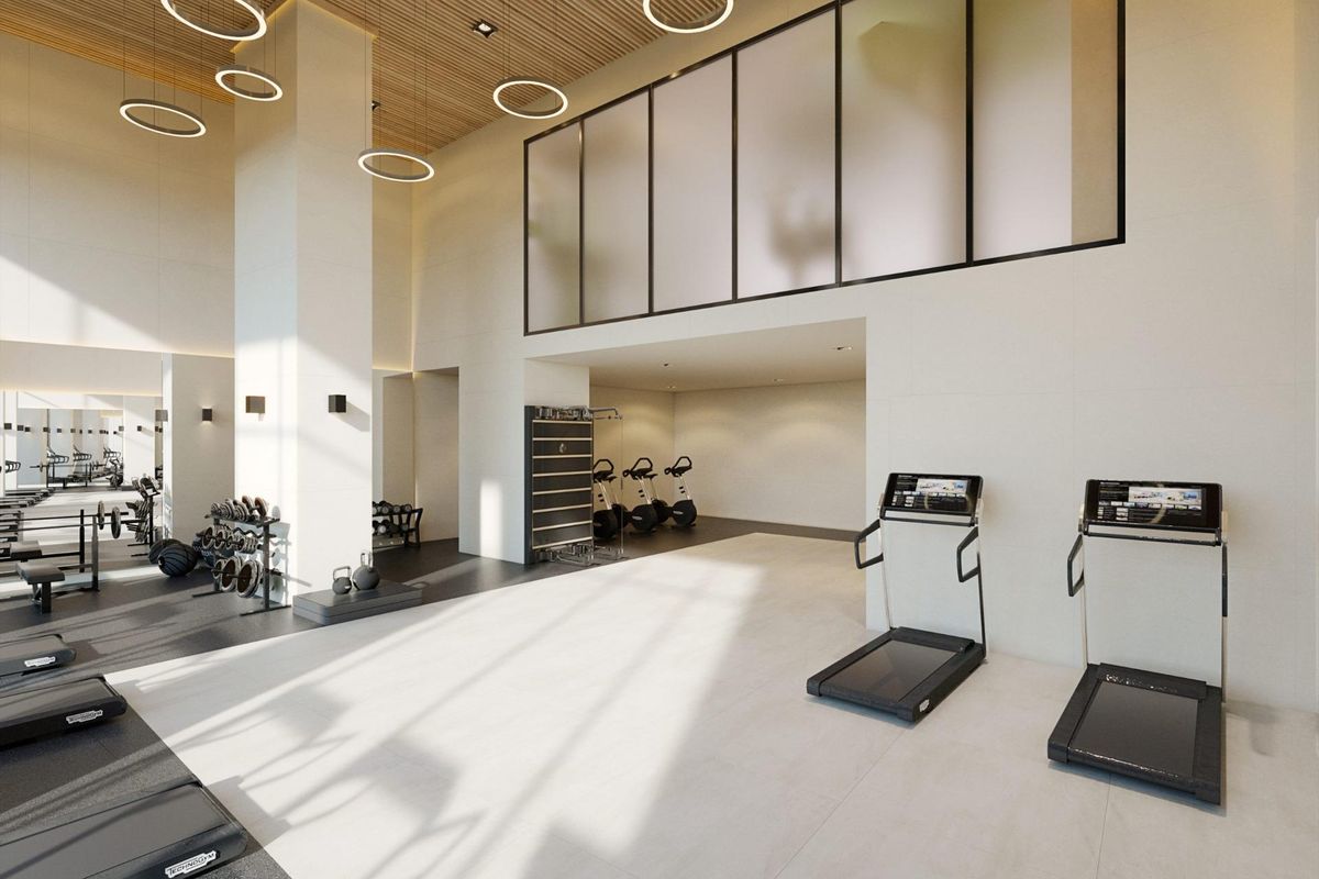 Ruimtelijke moderne sportschool met fitnessapparatuur en natuurlijk licht, gelegen in Málaga, Costa del Sol.