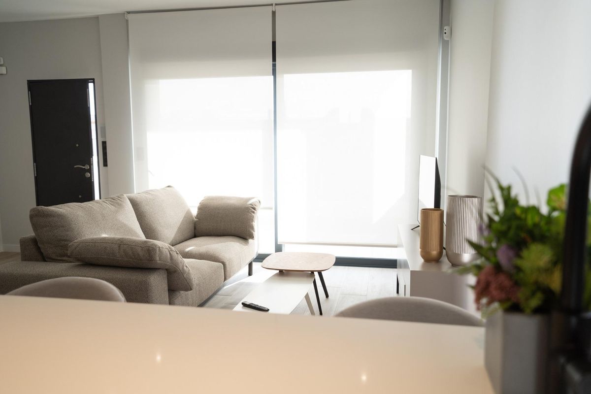 Heldere woonkamerhoek van een 3-slaapkamer bungalow met moderne inrichting in Pilar de La Horadada, Spanje.
