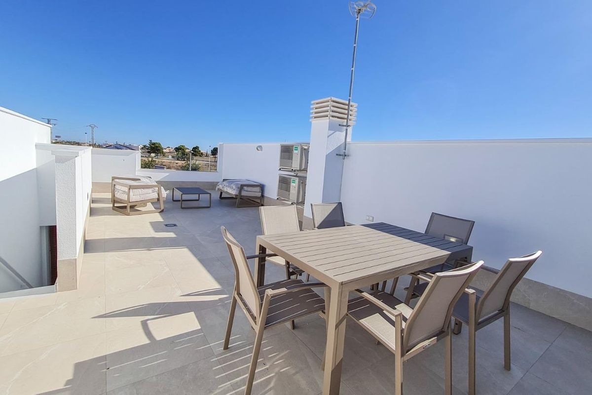 Ruim dakterras met zitplaatsen in een 3-slaapkamer villa gelegen in San Pedro del Pinatar, perfect om te ontspannen.