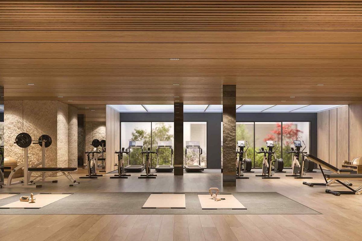 Moderne fitnessruimte met sportmachines, gelegen in een luxe appartementencomplex in Marbella, Costa del Sol.