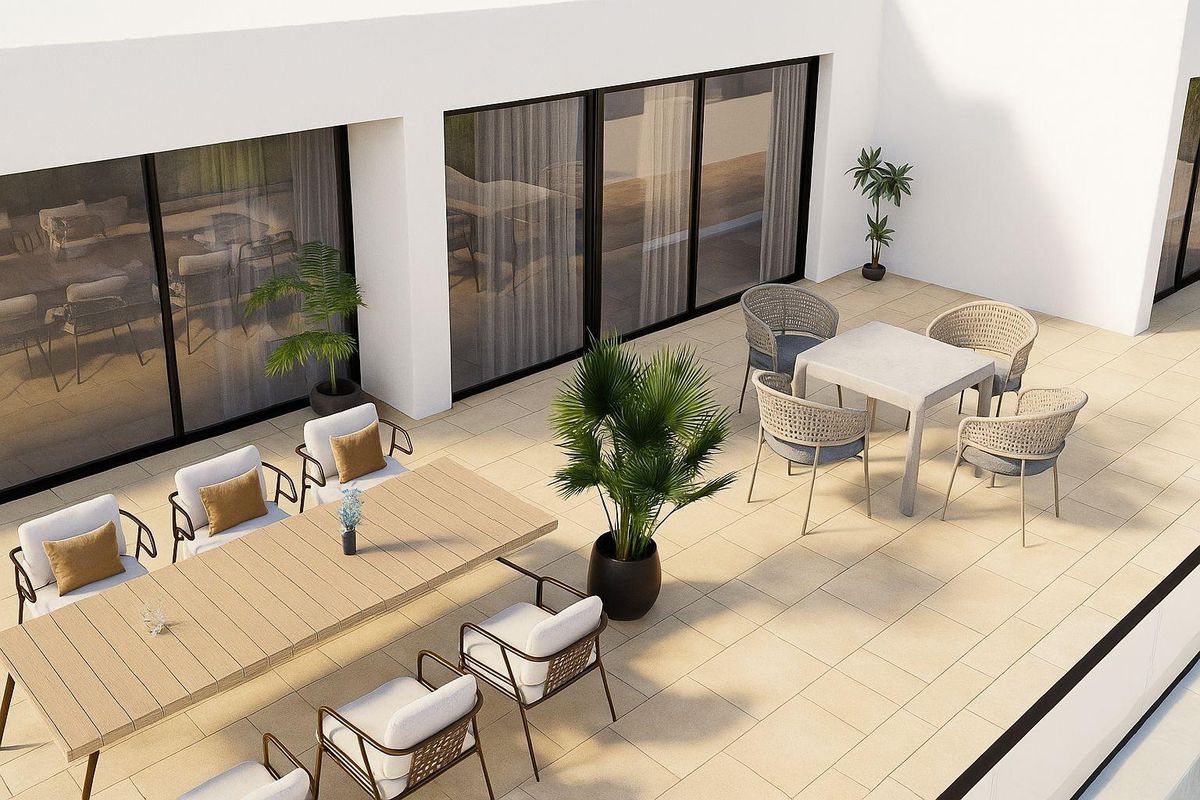 Ruim terras met eetgedeelte in een 3-slaapkamer appartement in Estepona, Costa del Sol, perfect voor buitenmaaltijden.