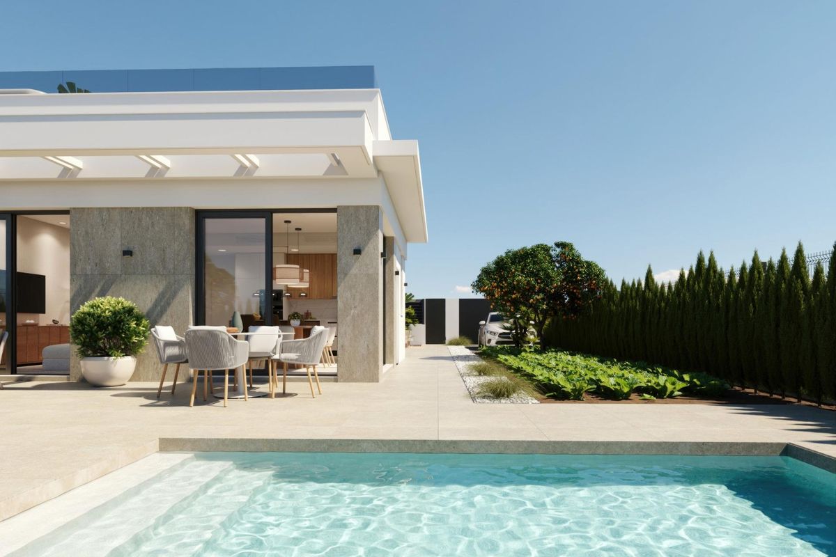 Uitzicht op een moderne villa met 2 slaapkamers in Fuente Álamo, met zwembad en tuin.