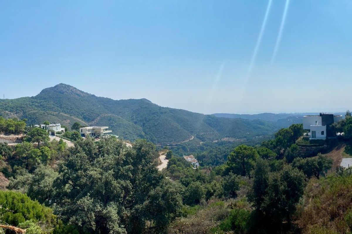 Panoramisch uitzicht vanuit de villa in Benahavís, waar de heuvels en de verre kustlijn van Costa del Sol zichtbaar zijn.