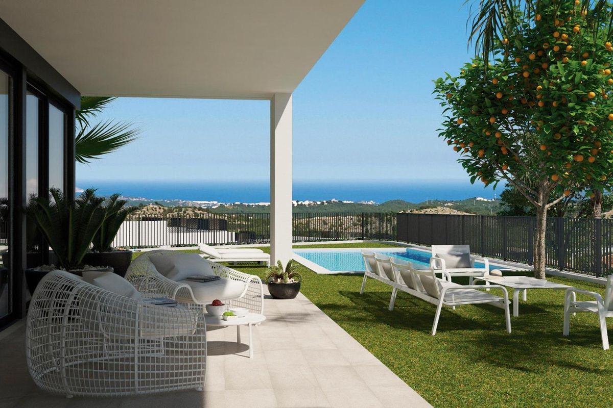 Terras met zitgelegenheid en uitzicht op zee bij een villa in Costa Blanca Noord, showcase van de buitenleven.