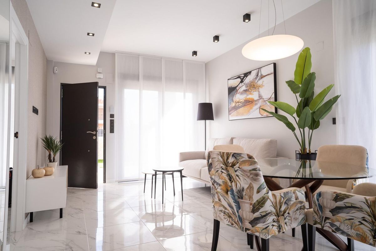 Moderne woonkamer in een 3-slaapkamer appartement in Pilar de La Horadada, met stijlvol meubilair en natuurlijk licht.
