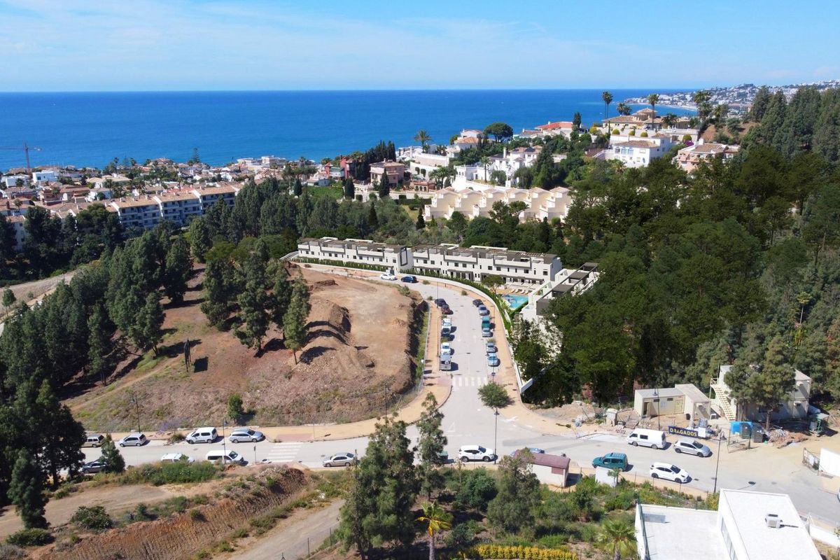 Luchtfoto van nieuwe 3-slaapkamer herenhuizen in Mijas, Costa del Sol. Kustlocatie met zicht op de blauwe zee.