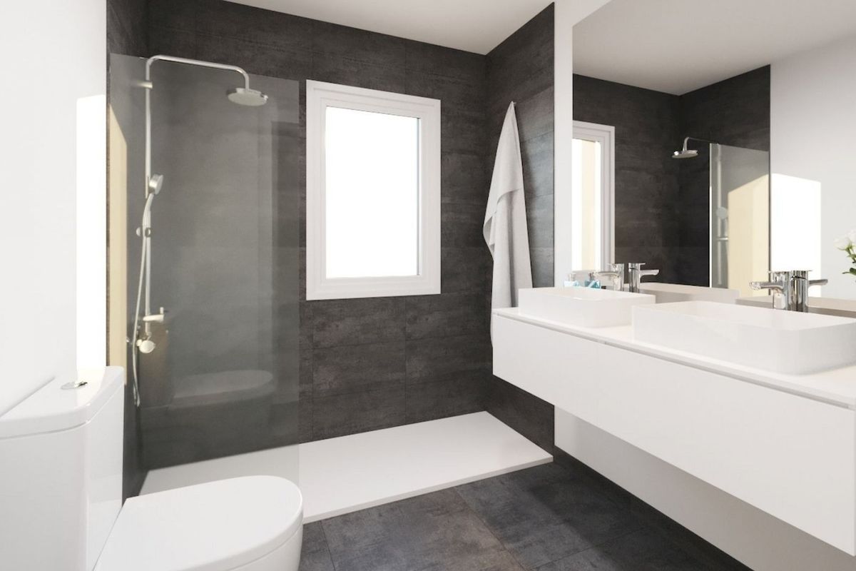 Moderne badkamer met douche en dubbele wastafel in een stijlvolle penthouse in Calpe, Costa Blanca Noord.