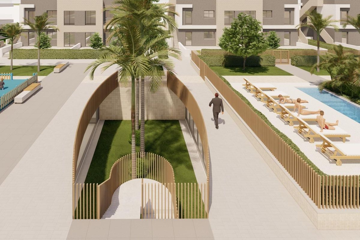 Pad dat door tuinen en zwembaden leidt in het ontworpen landschap van Pilar de La Horadada.