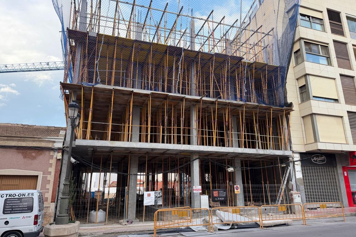 Zwembad met ligstoelen in Guardamar complex