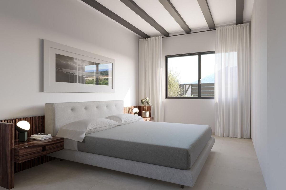 Helle en luchtige slaapkamer in de villa in Penaguila, met natuurlijk licht en moderne meubels.
