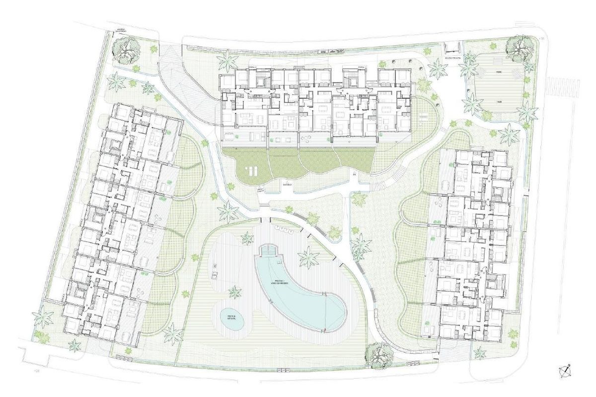 Situatieplan van een moderne wooncomplex in Estepona, Costa del Sol, met tuinen en zwembadgebied.