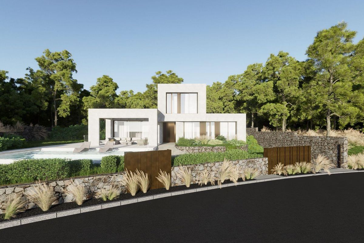 Vooraanzicht van de villa met een garage en weelderige beplanting in Orihuela, Costa Blanca.
