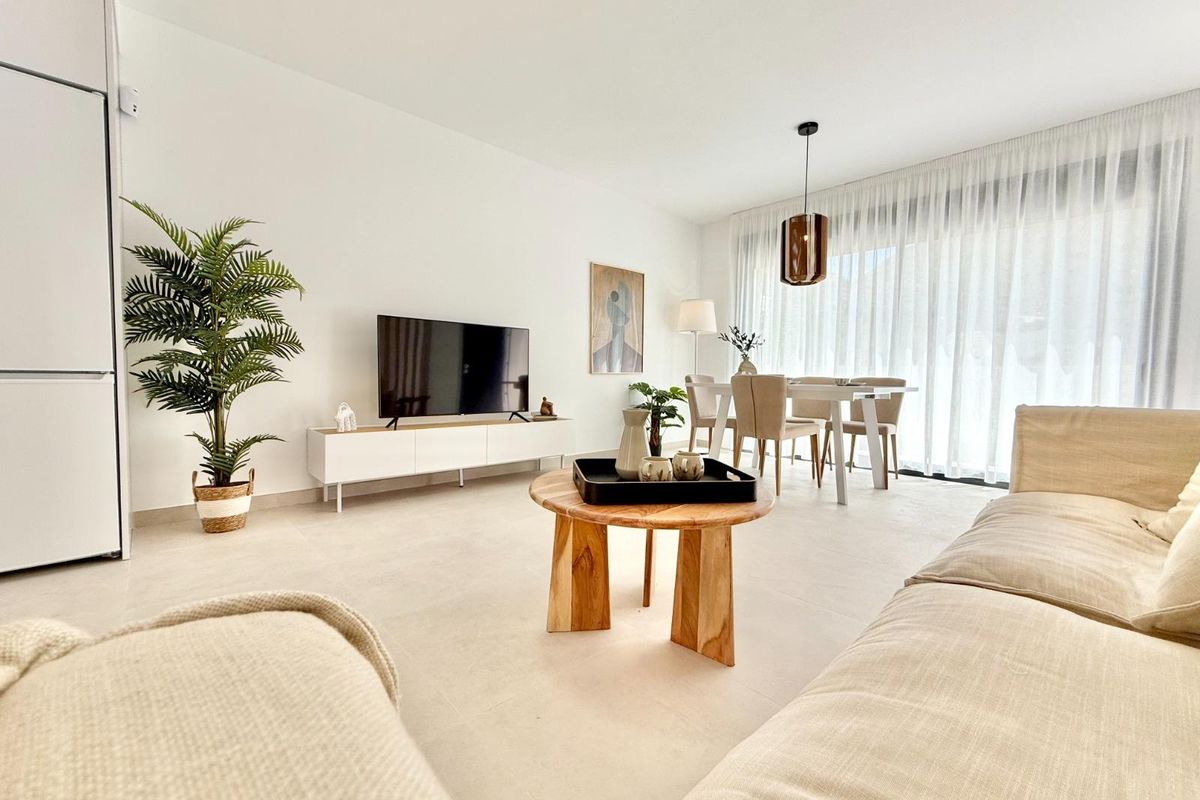 Contemporary woonkamer met TV en eetruimte, toont een modern townhouse-ontwerp in Cox, Spanje.