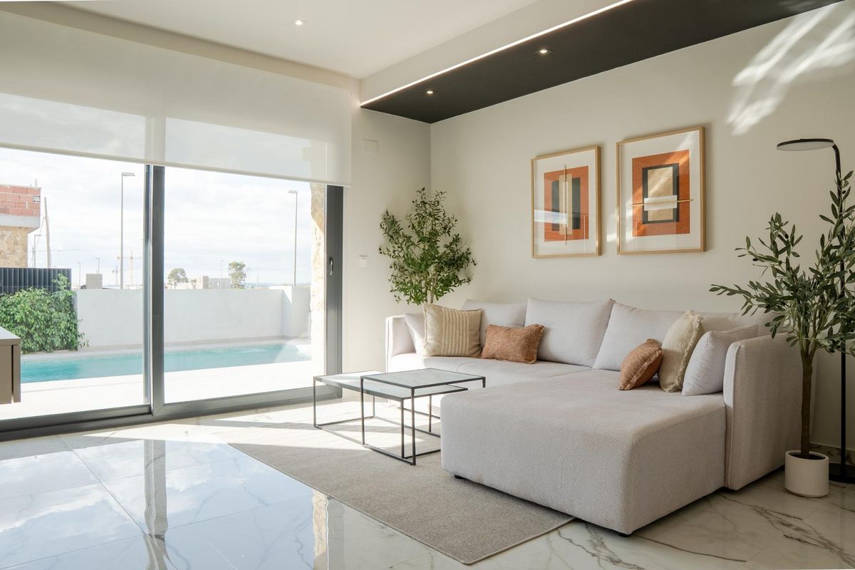 Gezellige woonkamer met uitzicht op het privézwembad in een 3-slaapkamer villa, Ciudad Quesada, Costa Blanca Zuid.