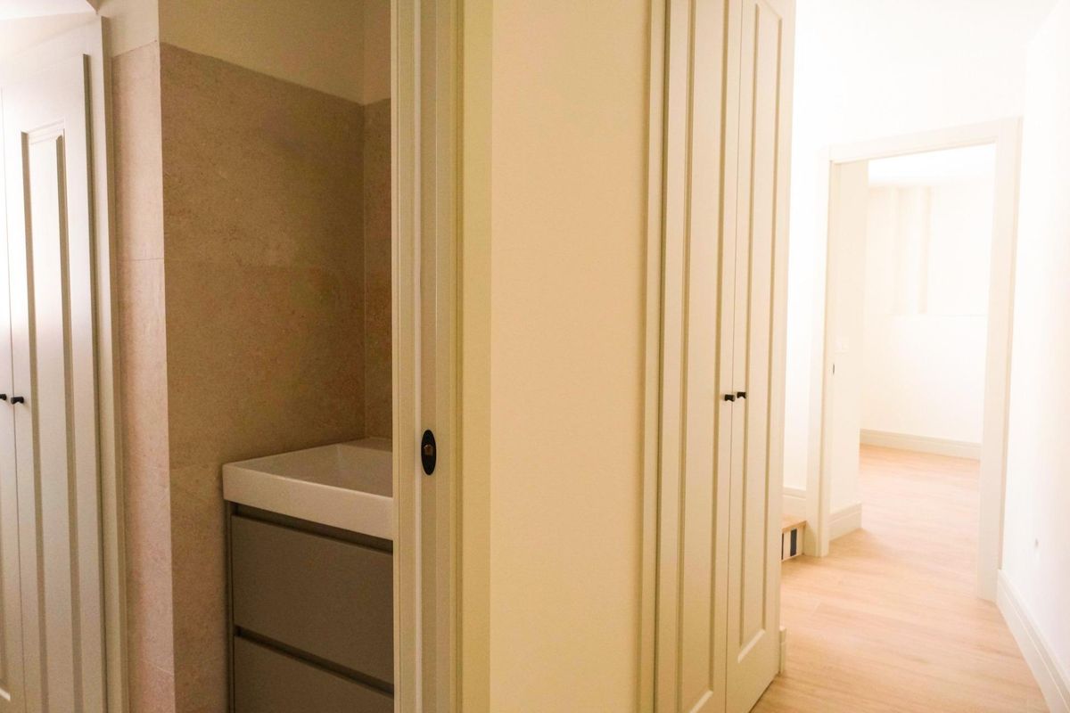 Badezimmerausstattung im Stadthaus in Málaga