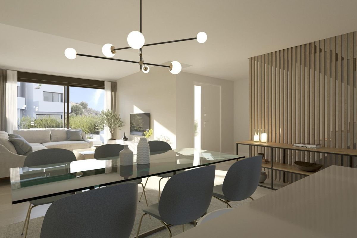 Moderne eetkamer in een 4-slaapkamer herenhuis, met strakke meubels en natuurlijk licht in Rincon de la Victoria.