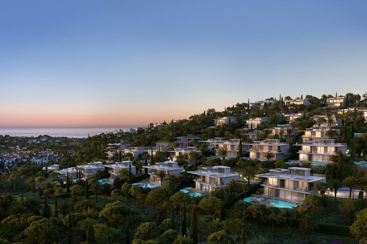 Adembenemend zonsondergangzicht op luxe villa's met zwembaden in de weelderige heuvels van Benahavís, Costa del Sol.