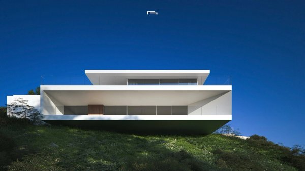 Moderne villa-exterieur in Moraira, Costa Blanca, met strakke lijnen en minimalistisch ontwerp.