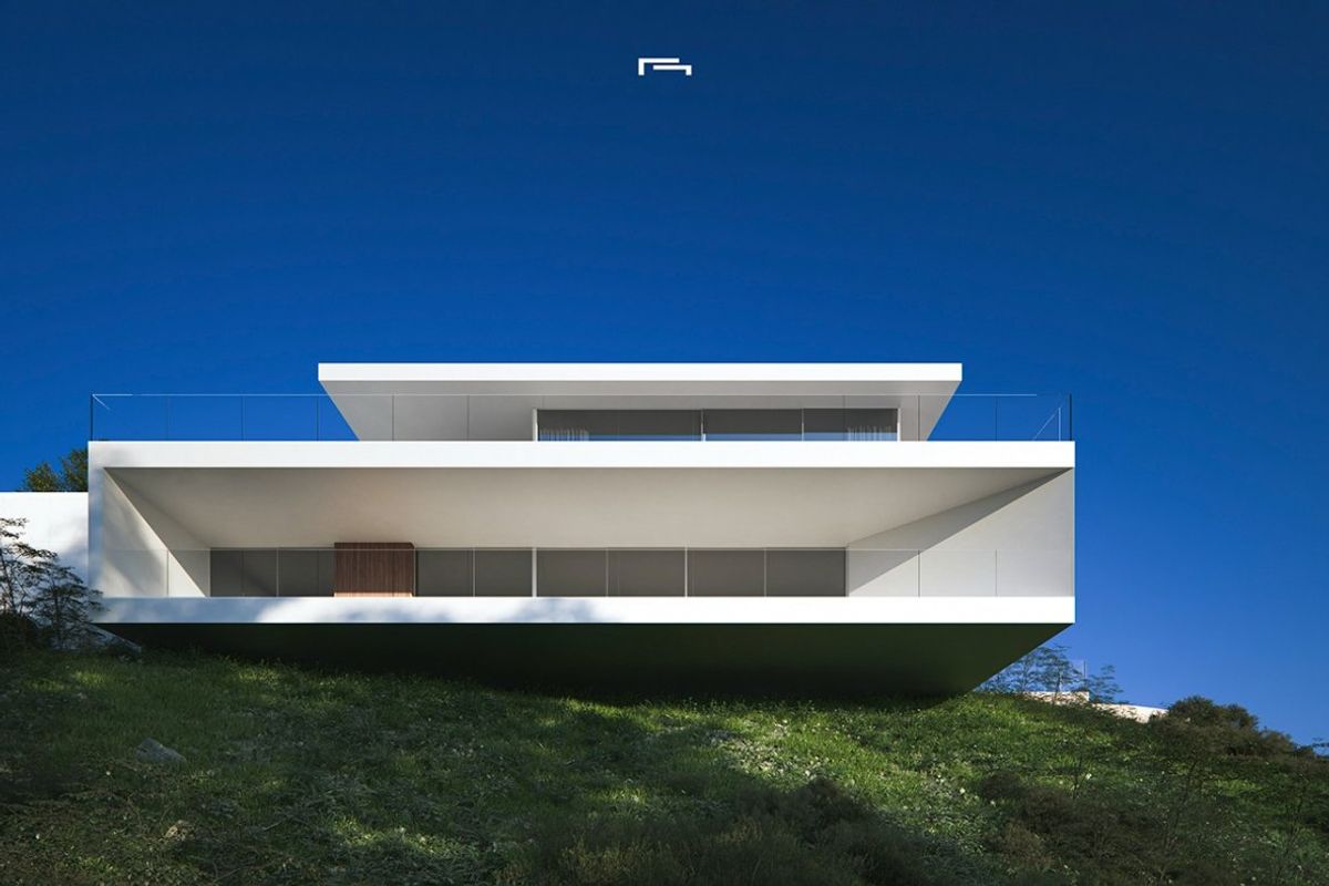 Moderne villa-exterieur in Moraira, Costa Blanca, met strakke lijnen en minimalistisch ontwerp.