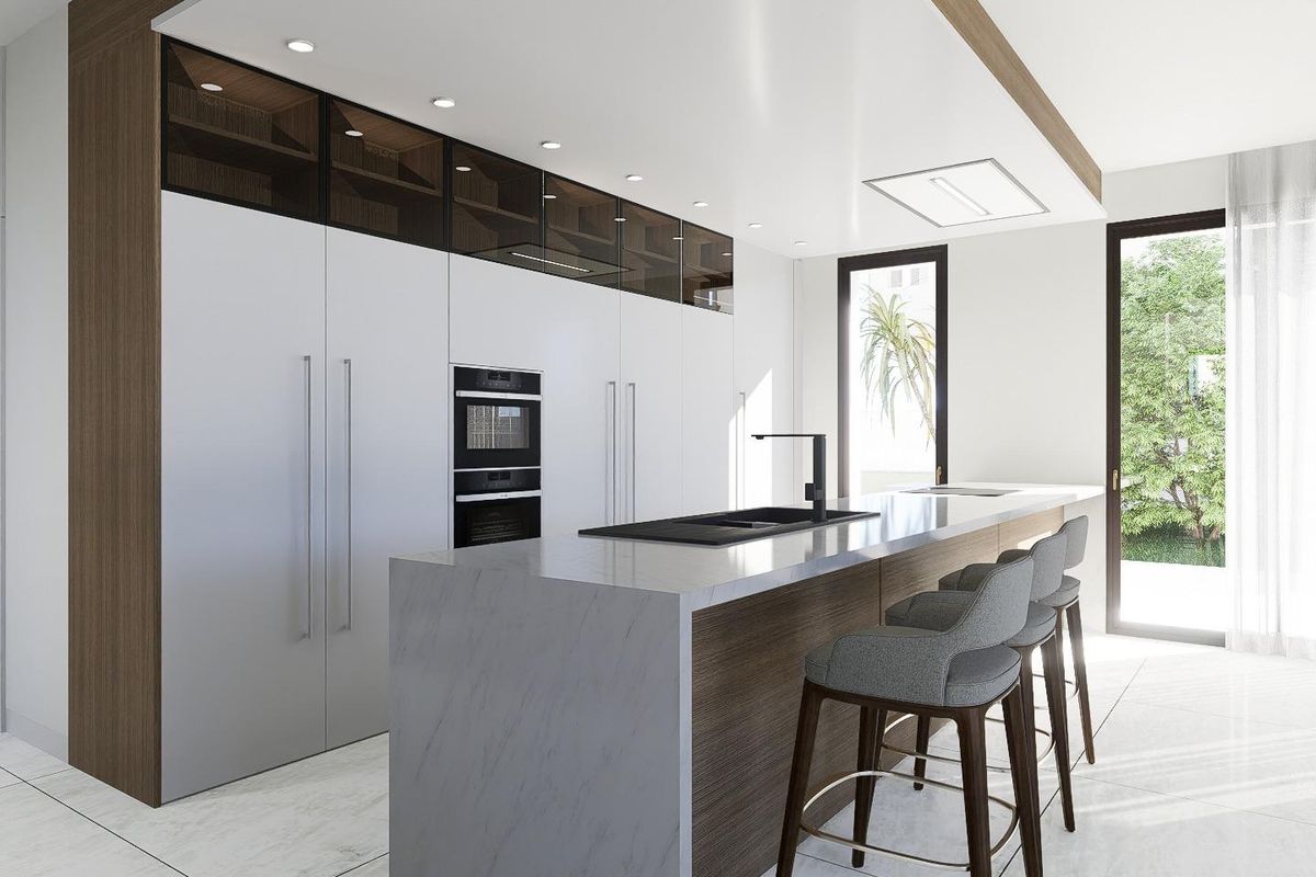 Strakke keuken in de villa, uitgerust met moderne apparaten en uitzicht op de tuin in Orihuela Costa.