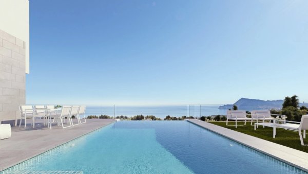 Infinity zwembad met prachtig uitzicht op zee, omringd door terrasmeubilair in Altea, Costa Blanca Noord.