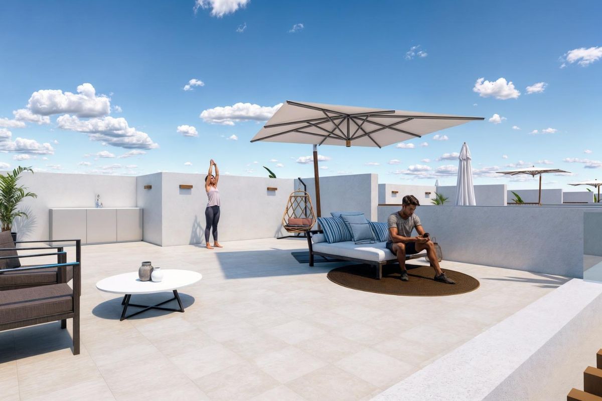 Ruime dakterras van een villa in Torre Pacheco, ideaal voor ontspanning en dineren buiten.