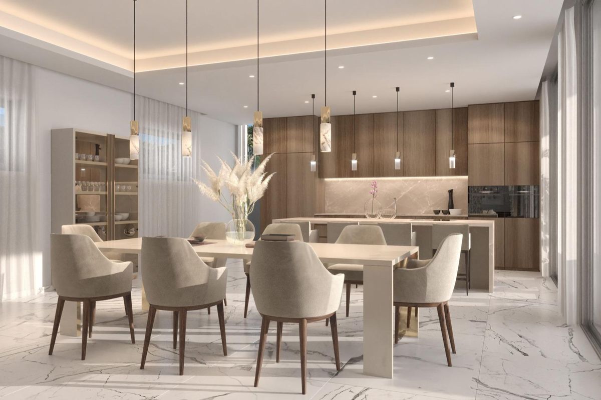 Elegante eetkamer in een 6-slaapkamer villa in Benahavís, met stijlvolle meubels en een moderne keuken.