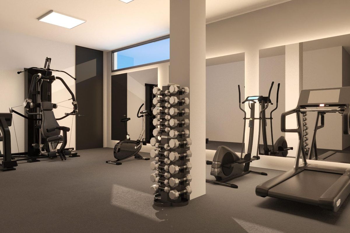 Goed uitgeruste gym met diverse fitnessapparaten in een villa in Benahavís, Spanje.