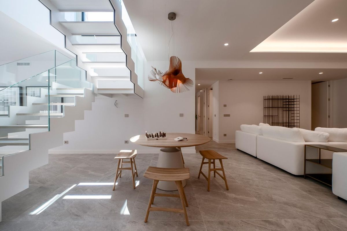 Eetruimte met moderne stijl en natuurlijk licht in de villa, met uitzicht in Finestrat, Costa Blanca Noord.