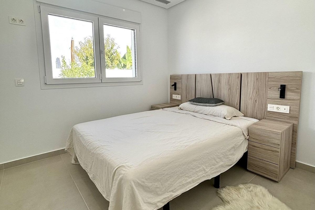 Gezellige slaapkamer met minimalistisch design en natuurlijk licht, gelegen in een villa in Benijofar.