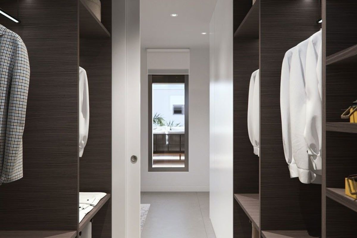 Ruime gang met moderne opbergruimte in een stijlvolle 3-slaapkamer villa in Pilar de La Horadada, Costa Blanca.