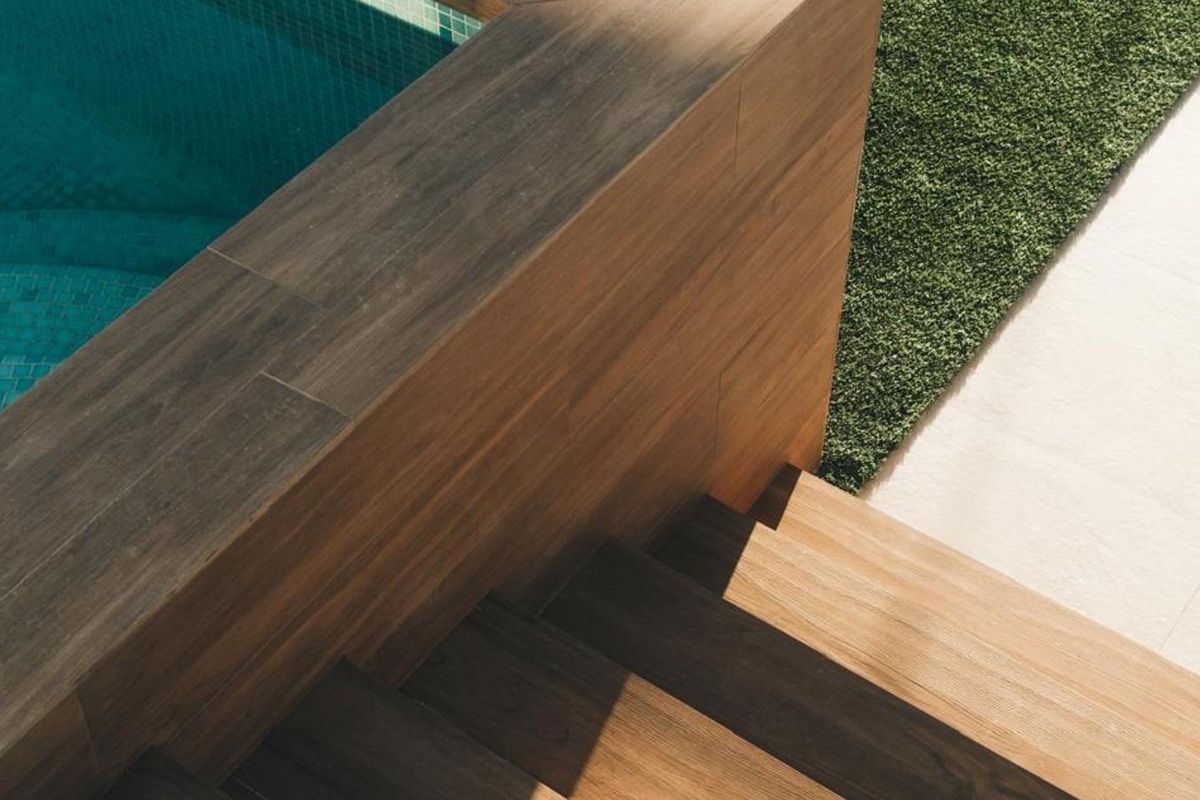 Close-up van zwembadtrappen met houten details in een bungalow gelegen in San Pedro del Pinatar, Spanje.