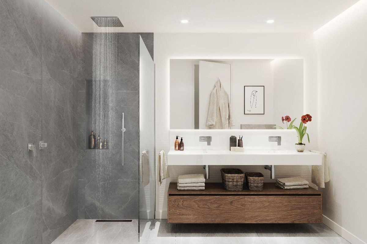 Chique badkamer met een strakke douche en dubbele wastafel, gelegen in het 3-slaapkamer appartement op de begane grond in Estepona.